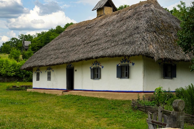 Casa velha na natureza. Campo