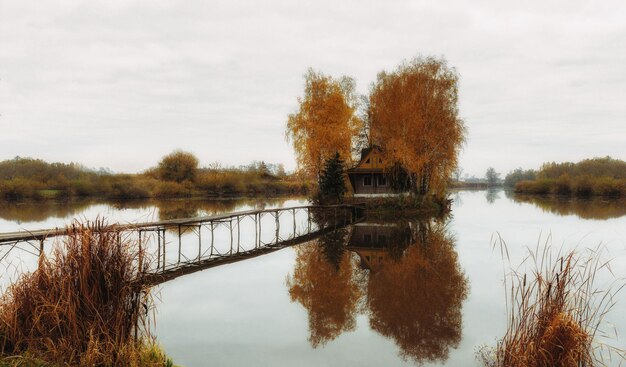 Casa velha no lago