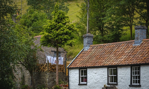 Casa velha no outono no desfiladeiro de cheddar na Inglaterra