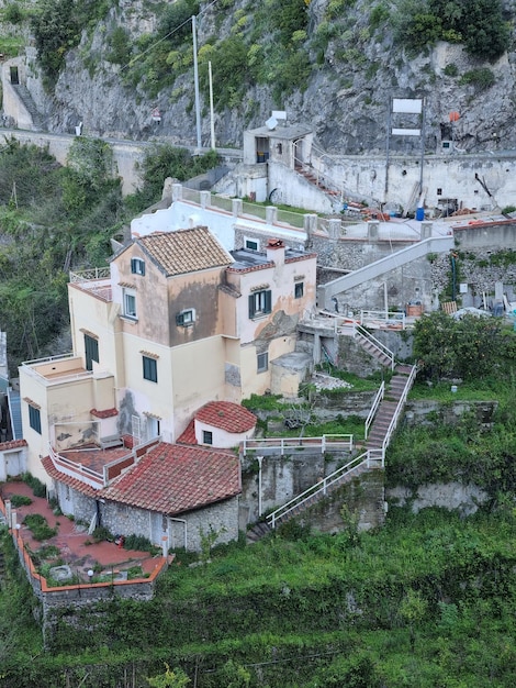 Foto una casa con una ventana que dice la palabra en la parte inferior