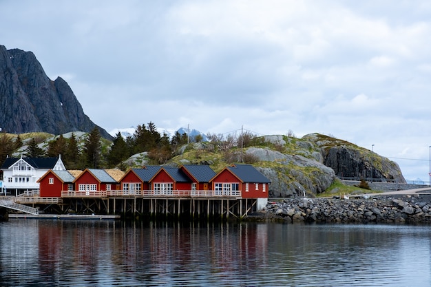 Foto casa vermelha à beira-mar nas ilhas lofoten