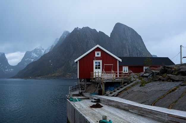 Casa vermelha à beira-mar nas Ilhas Lofoten