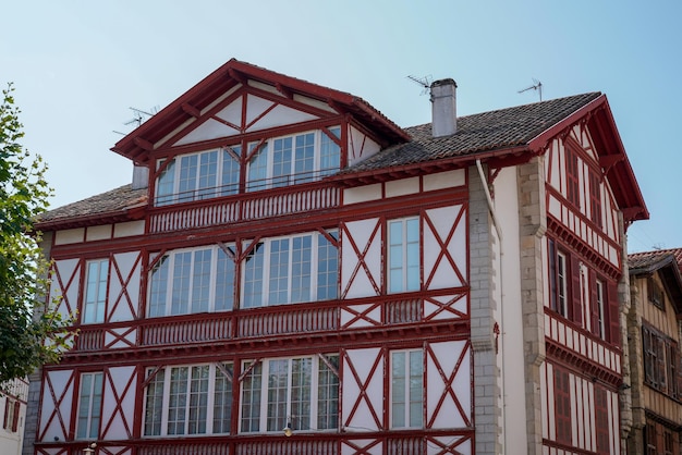 Casa vermelha branca na cidade de Bayonne, na região basca do sul da França, ao norte do país basco da espanha