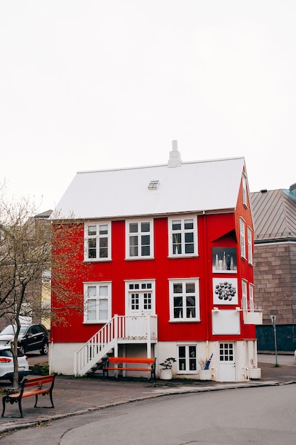 Casa vermelha com telhado branco na rua em Reykjavik, a capital