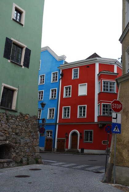 Casa vermelha em uma cidade barroca