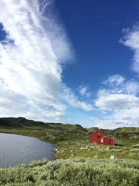 Casa vermelha tradicional norueguesa no lago