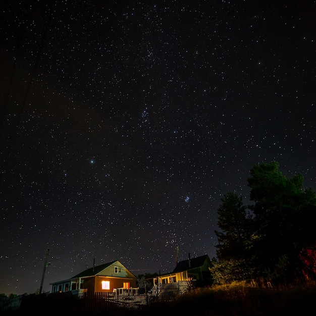 Casa vieja bajo el cielo estrellado.