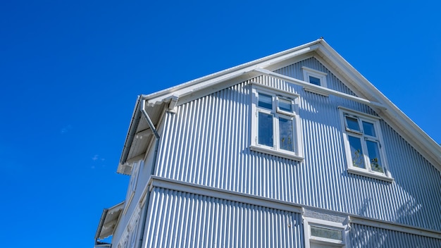 Casa vintage con fondo de cielo