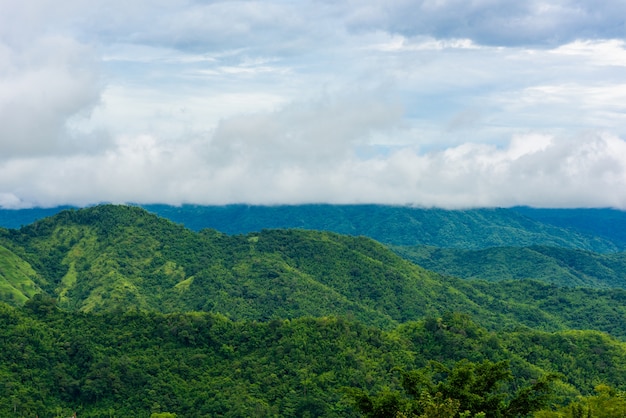 Casa de la visión del paisaje en la colina de Wat Phra That Pha Son Kaew en Khao Kho, Phetchabun de Tailandia.