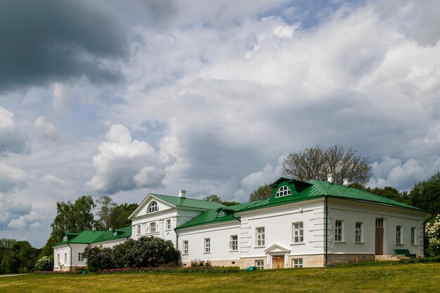 Casa Volkonskiy en el soleado día de primavera en Yasnaya Polyana Rusia