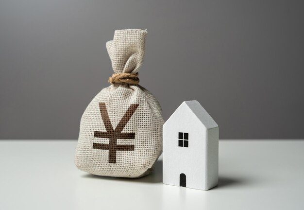 Casa y yuanes chinos o yenes japoneses bolsa de dinero inversiones en la compra de bienes raíces reparación y servicio hacer un trato seguro precio de la casa valoración de la propiedad