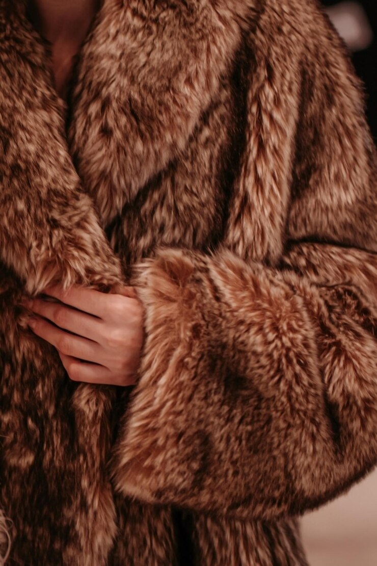 Foto casaco de pele castanho de inverno em figura de mulher roupas de luxo quentes