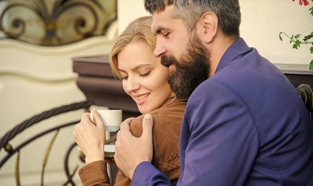 Casado adorável casal relaxando juntos Felizes juntos Casal abraçando café terraço Casal apaixonado sente-se abraço café terraço desfrute de café Agradável fim de semana em família Explore cafés e lugares públicos