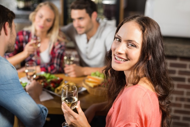 Casais bebendo vinho branco