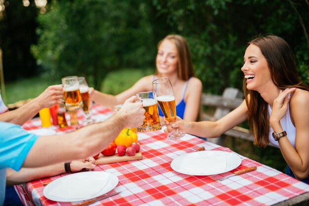 Casais desfrutando de piquenique e bebendo uma cerveja