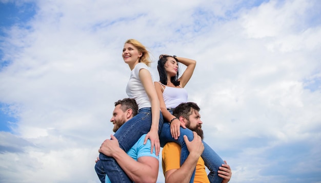 Casais em encontro duplo Convidando outro casal para se juntar Duas vezes divertido em encontro duplo Amizade de famílias Casais apaixonados se divertindo Homens carregam namoradas nos ombros Férias de verão e diversão