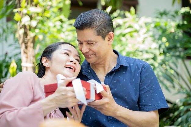 Foto casais felizes dão presentes em um dia especial