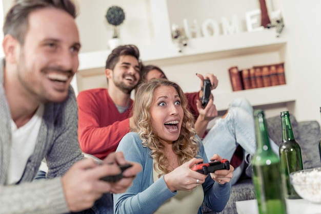 Casais felizes jogando videogame em casa