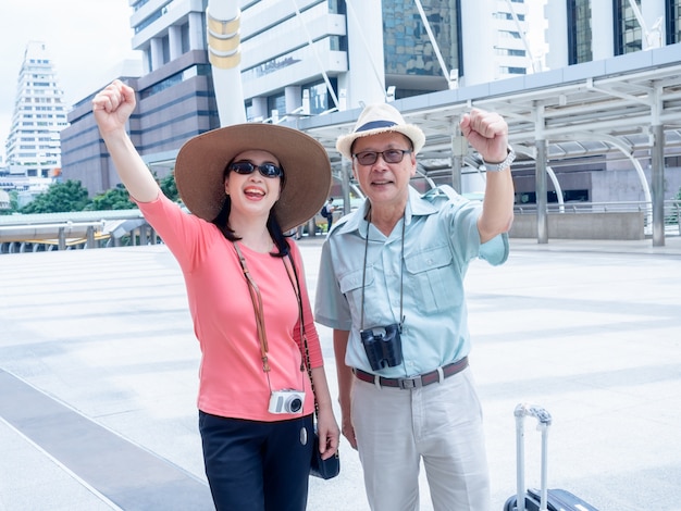 Casais idosos viajam na cidade