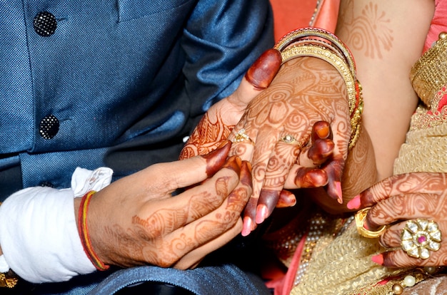Casais indianos mostra anéis de noivado
