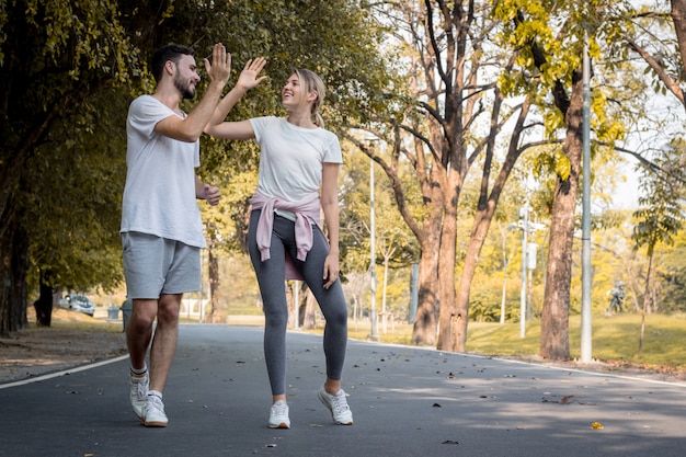 Casais jovens, movimentando-se no parque.