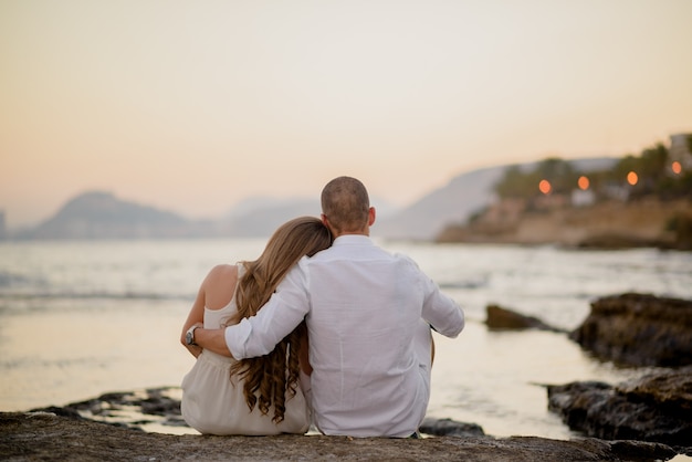 Casais jovens se abraçando romanticamente ao ar livre no dia dos namorados