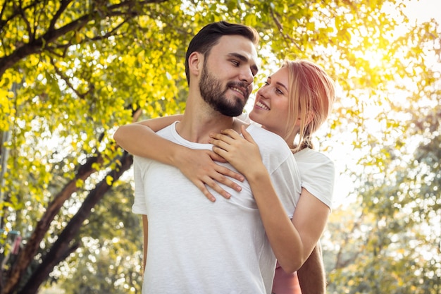 Casais mostram amor um ao outro no parque.