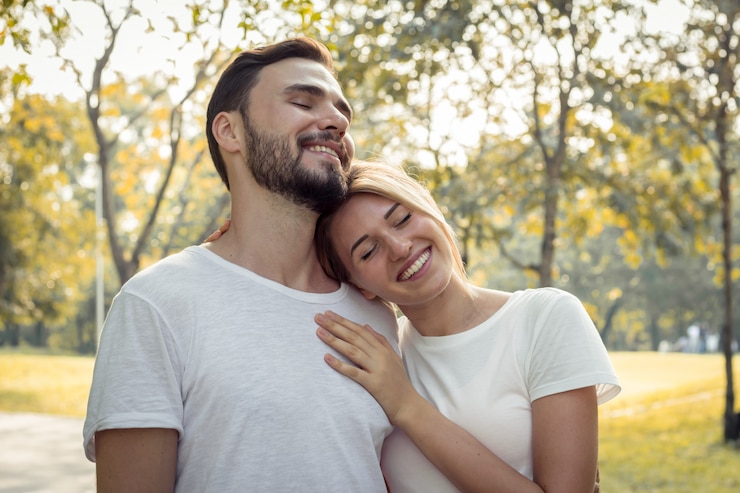 Foto casais mostram amor um ao outro no parque.