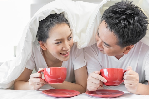 Casais tomando café da manhã na cama