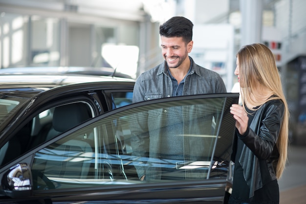 Casal à procura de um carro novo