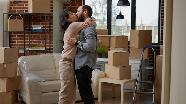 Casal abraçando e mostrando gratidão por se mudarem para um apartamento juntos, tendo novos começos de vida. compartilhando abraço e celebrando o investimento em casa alugada em hipoteca.