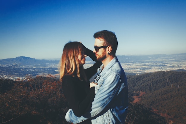 casal abraçando nas montanhas