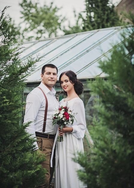 Casal abraçando no fundo de vegetação