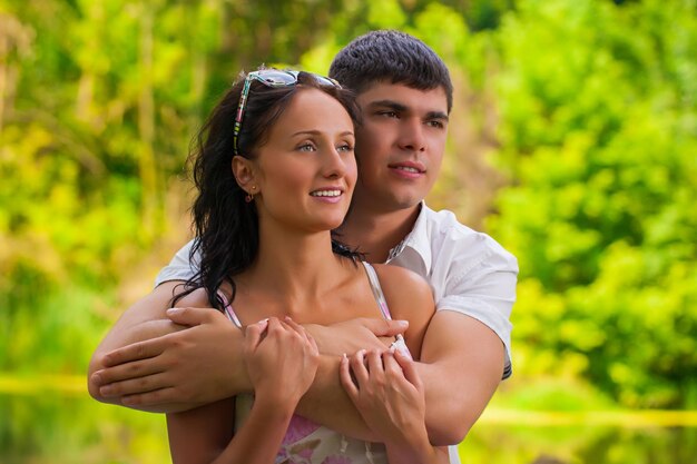 Casal abraçando no parque