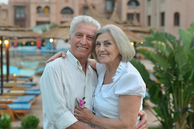 Casal abraçando no resort