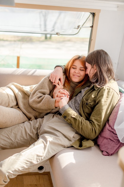 Foto casal abraçando no sofá