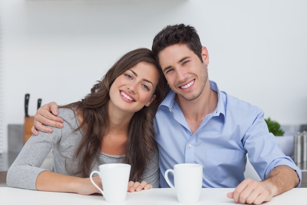 Casal abraçando-se na cozinha