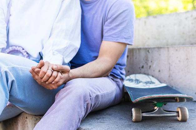 Casal adolescente em um skatepark durante seu encontro