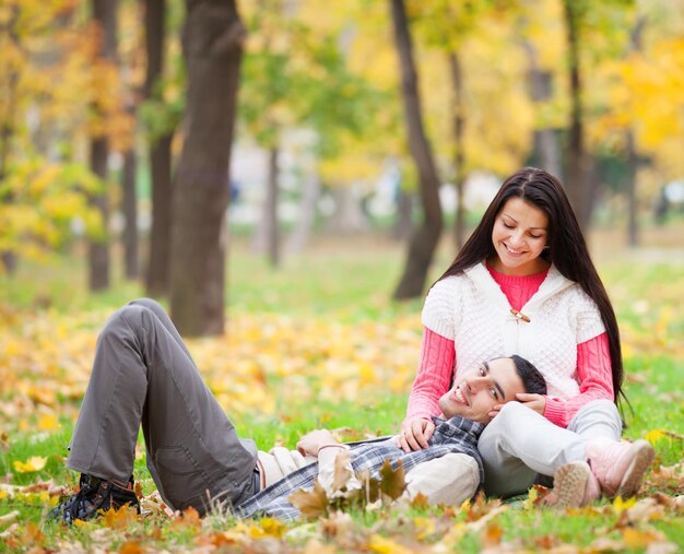 Casal adolescente no parque no outono