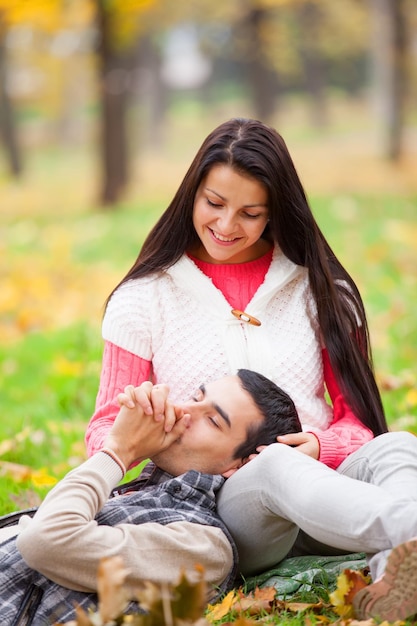 Casal adolescente no parque no outono