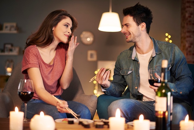 casal adorável curtindo comida asiática