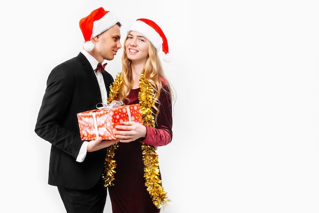 Casal adorável dando presentes de Natal