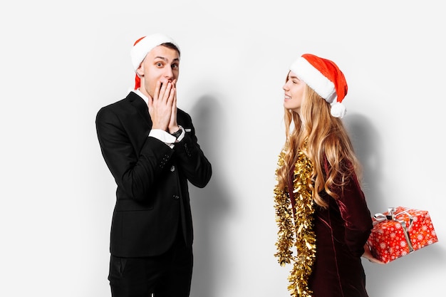 Casal adorável dando presentes de Natal