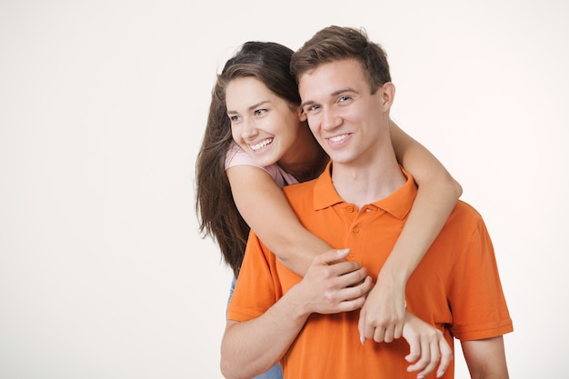 Casal adorável feliz se abraçando e sorrindo