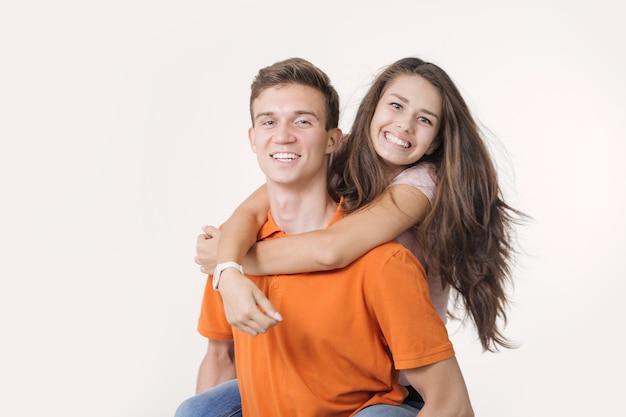 Casal adorável feliz se abraçando e sorrindo