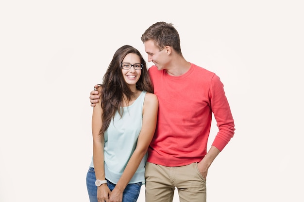 Casal adorável jovem feliz juntos e rindo.