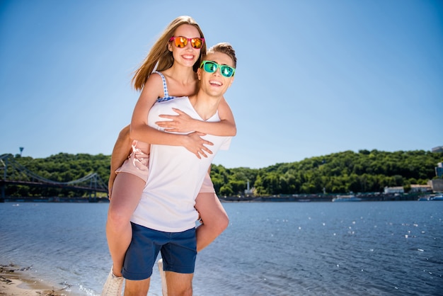 Casal adorável na praia juntos