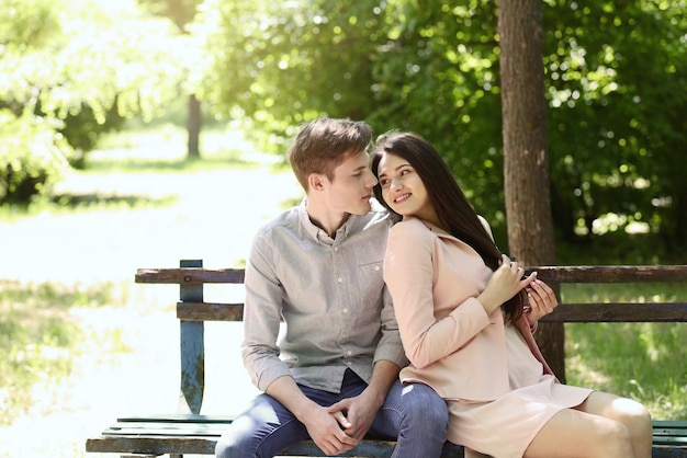 Casal adorável no parque