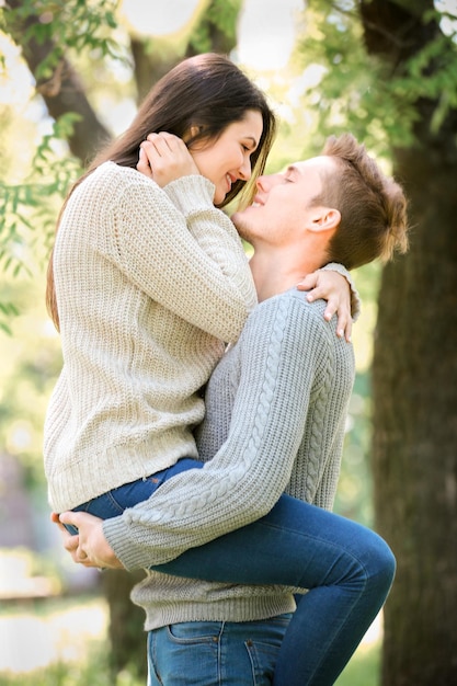 Casal adorável no parque