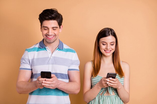 casal adorável passando um tempo juntos segurando telefone conversando navegar